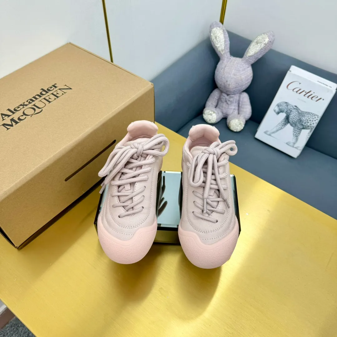👟👟Ex-factory price 600👟👟 Men's size +10 The latest popular couple model ALEXANDER MCQUEEN/Alexander McQueen 24ss The latest autumn and winter Flexion series retro casual sneakers Original purchase development and production This Flexion Off white tone grain leather low-top sneakers use different sizes of laces and are matched with lightweight segmented soles inspired by anatomy. The reverse skull pattern is embossed on the heel. Fabric: Original customized imported first-layer cowhide. Lining: Customized imported breathable mesh lining. Sole: Original open-molded non-slip TPU material. Size: #Female model 35-40 #Men's model 39-45 (custom-made 45 non-returnable)
